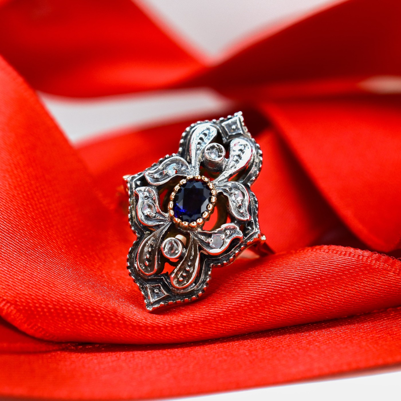 Anello stile antico con rose e Zaffiro