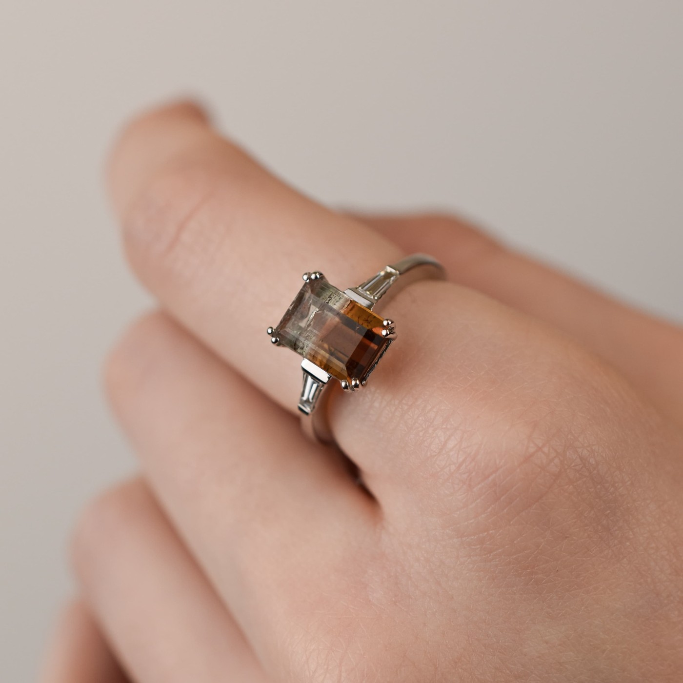 Anello in oro bianco con tormalina e diamanti