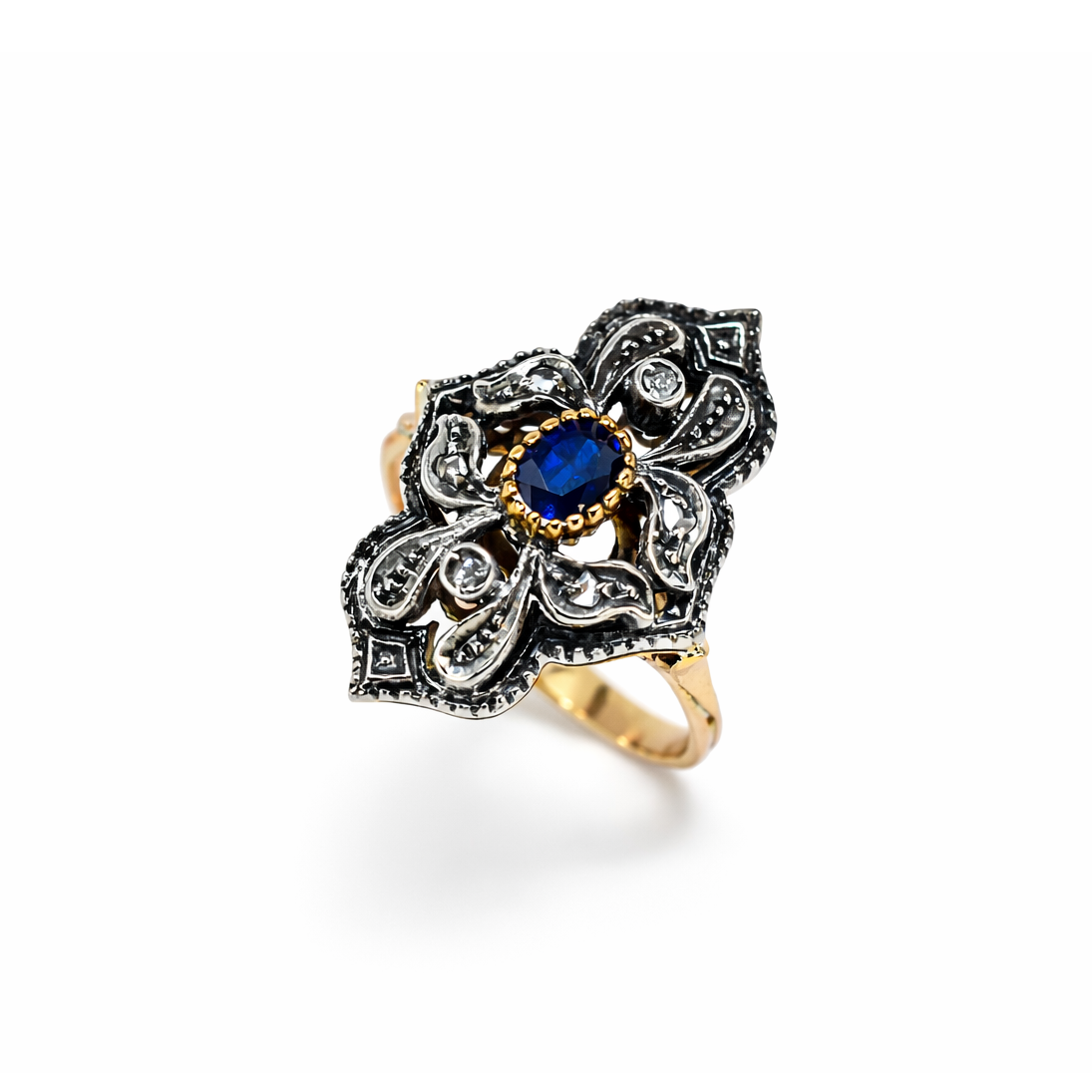 Anello stile antico con rose e Zaffiro