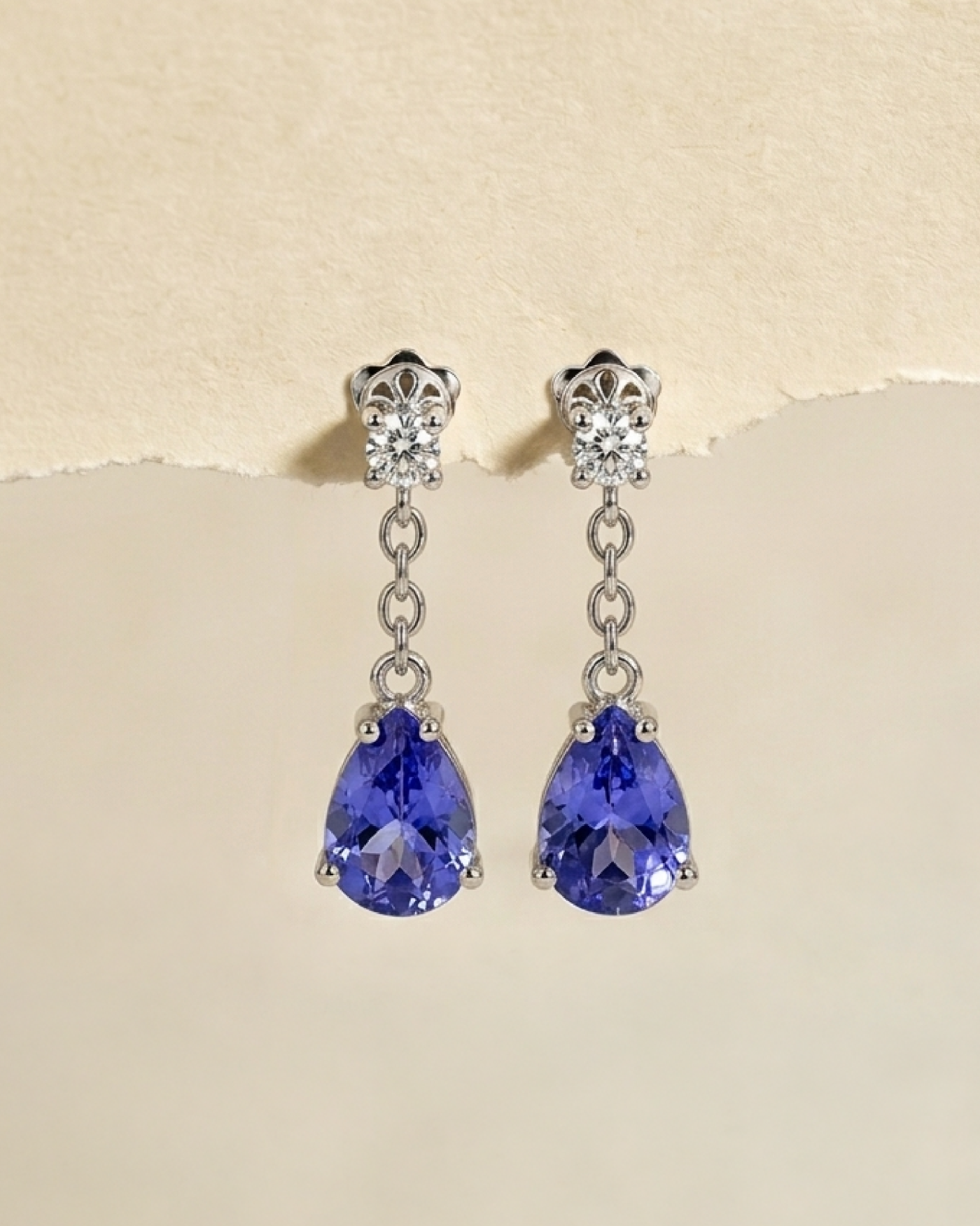 Orecchini con tanzanite a goccia e brillanti da 0,18 ct.