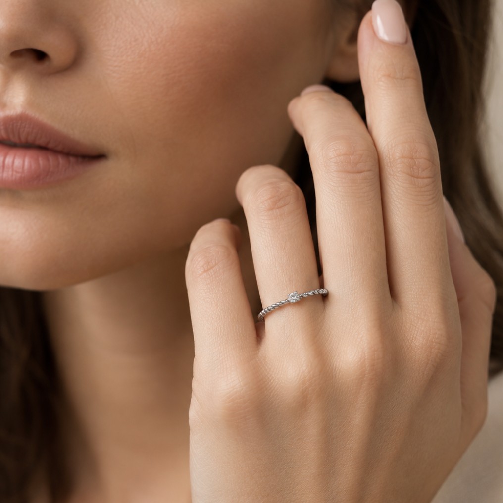 Anello solitario gambo intrecciato