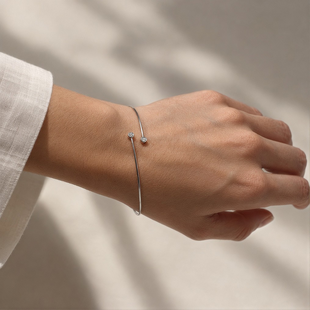 Bracciale rigido aperto in oro bianco con due diamanti