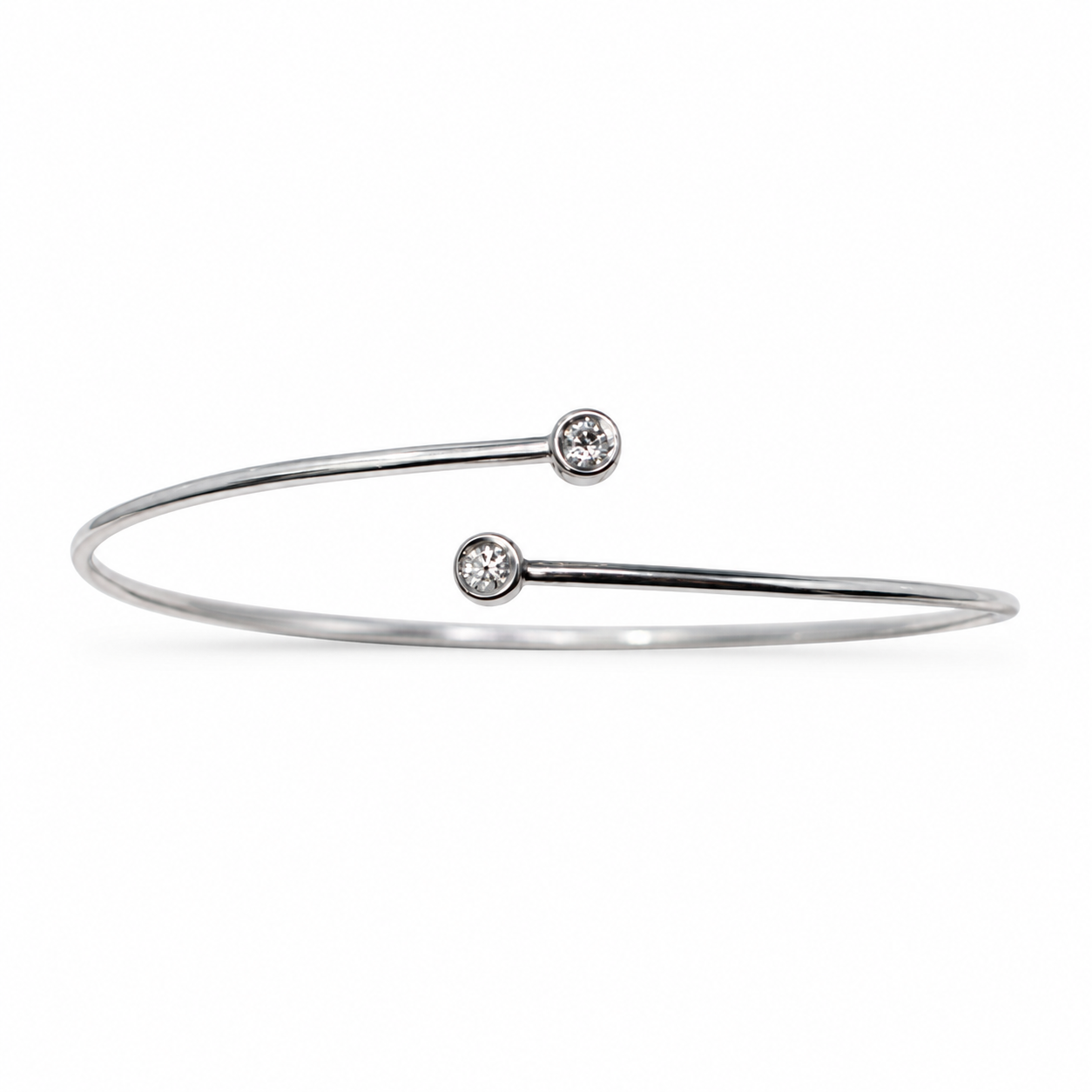 Bracciale rigido aperto in oro bianco con due diamanti