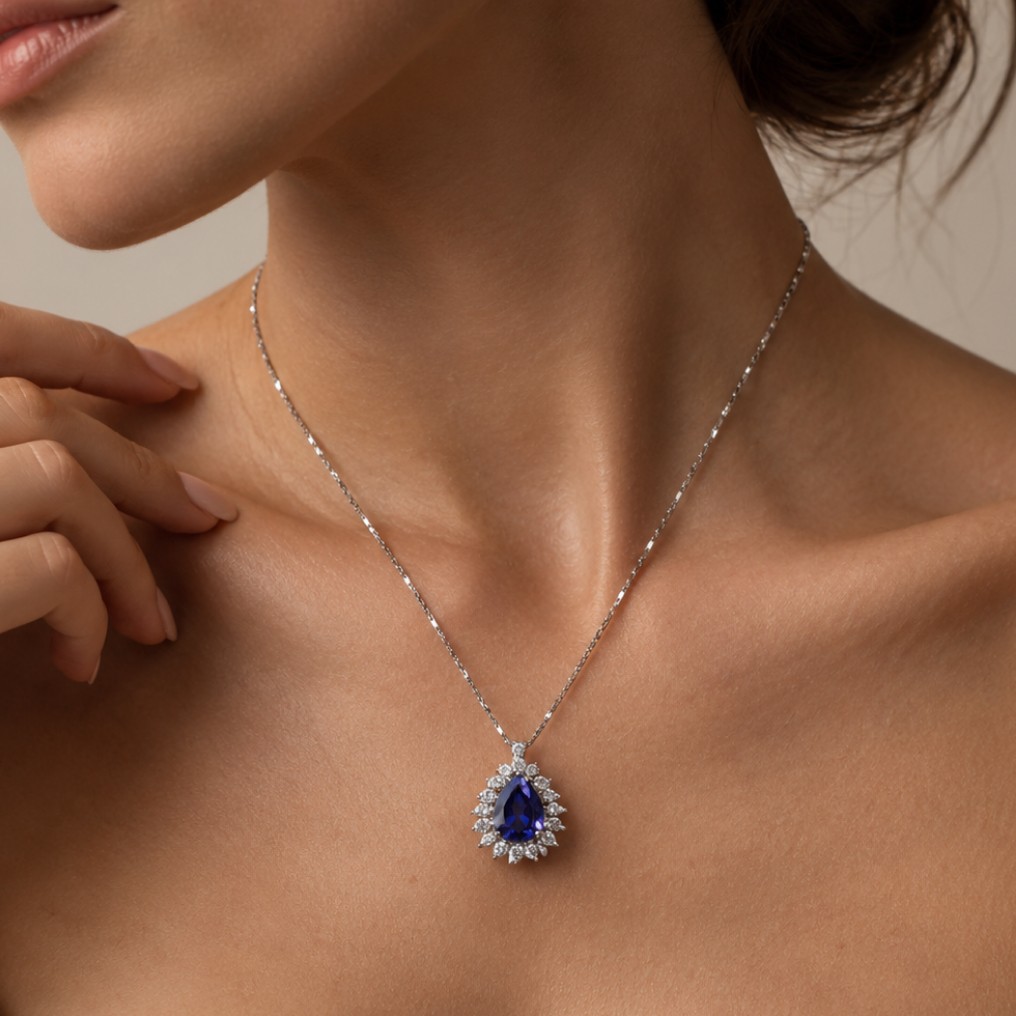 Girocollo in oro bianco con tanzanite a goccia e diamanti