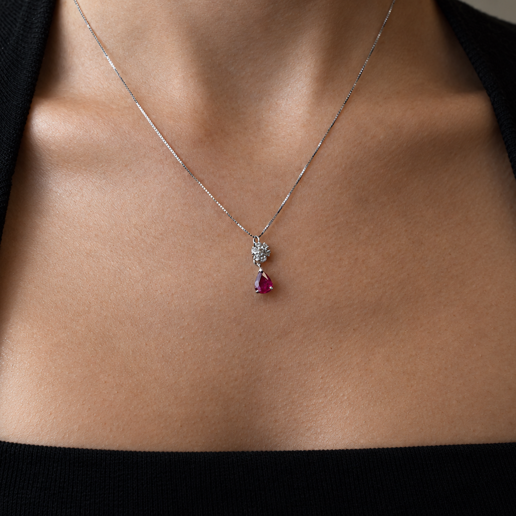 Girocollo oro bianco con rubino goccia 1,17 ct e fiore di diamanti